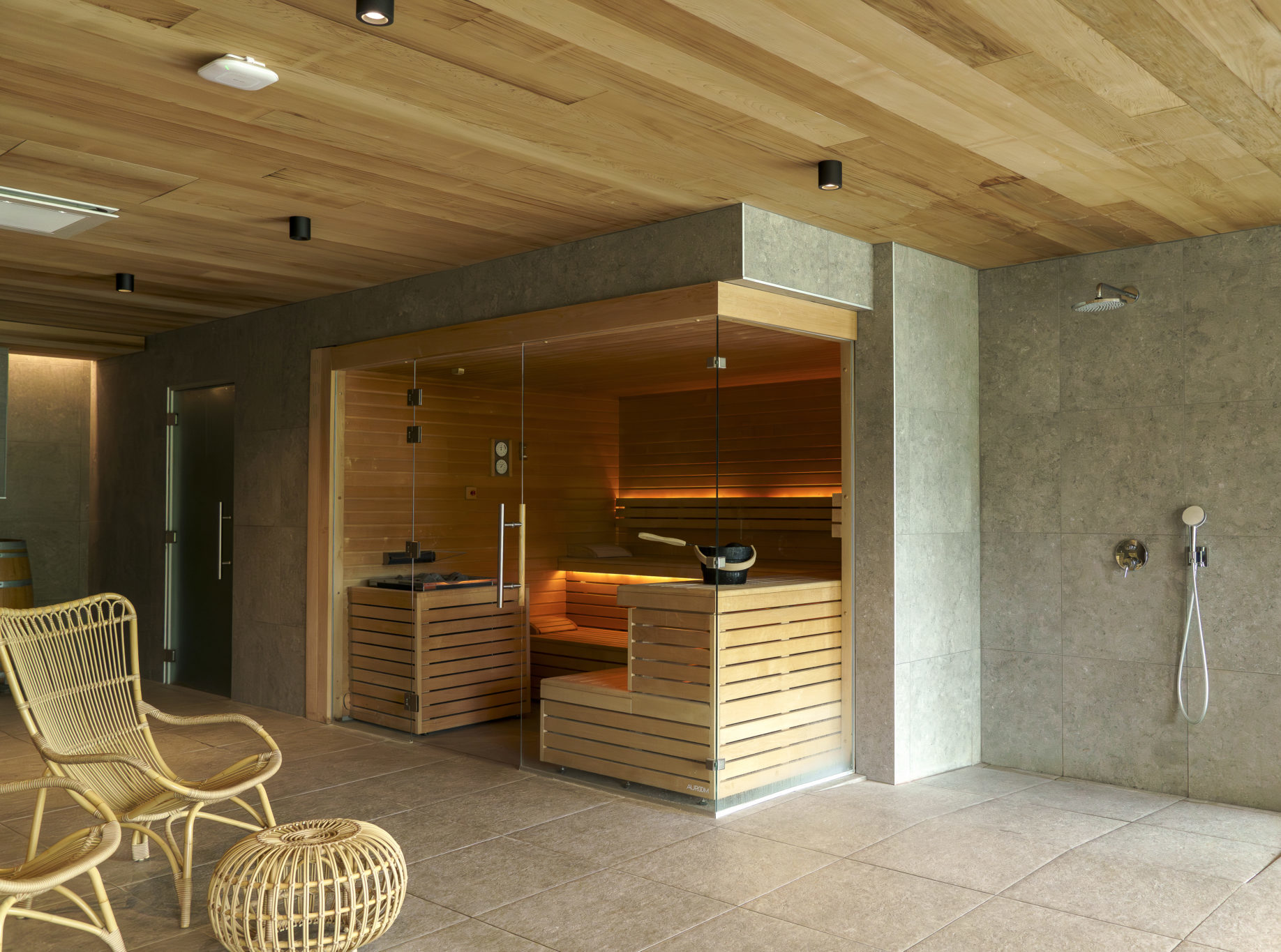 espace bien être sur mesure_sauna intérieur_seau à glace_BeauSite Talloires