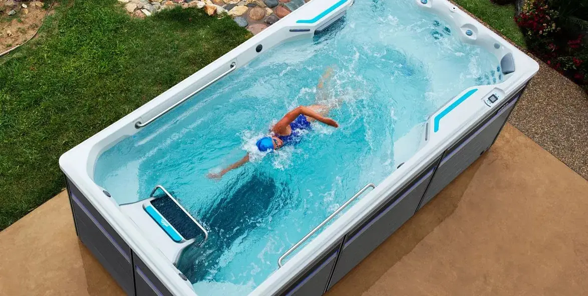 Une femme pratiquant la natation dans un spa de nage Endless Pool