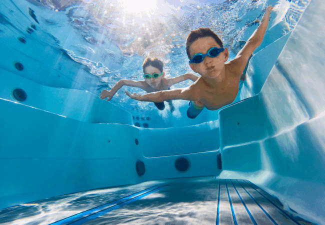Image Enfants Qui Nage Dans Un Spa Endlesspool