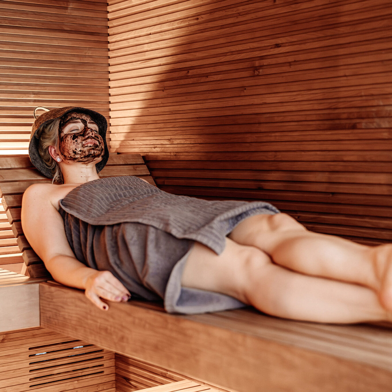 Auroom Aurea Sauna With Ergonomic L Shaped Bench