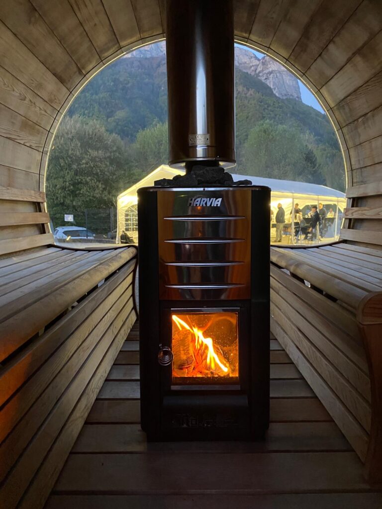 poele a bois a l'interieur d'un sauna barrel