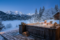 la chaleur du spa en bois fumant au crépuscule, entouré de neige et de forêt, créant l'atmosphère magique décrite dès l'introduction