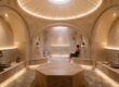 Hammam traditionnel avec revêtement en tadelakt sans joint et plafond voûté